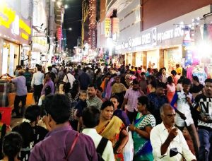 aadi shopping crowd