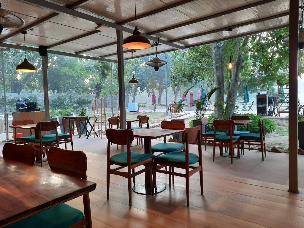 A restaurant with an outdoor setting for seating area